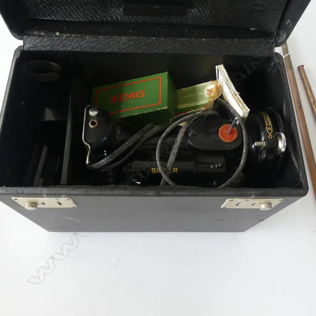 CASED ELECTRIC SINGER SEWING MACHINE with booklet etc Image 1++