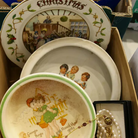 2 VINTAGE CHILDS PLATES AF CHRISTMAS PLATE FRESH WATER PEARL NECKLACE  & GLASS BEAD NECKLACE 
