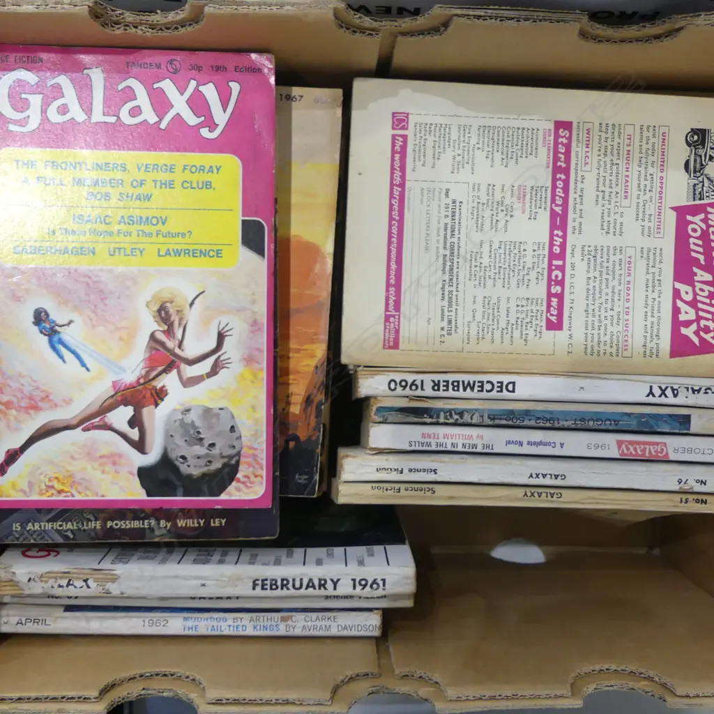BOX 'GALAXY' SCIENCE FICTION PAPERBACKS Image 1++