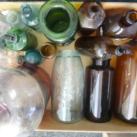COLLECTION OF 18 VINTAGE BOTTLES & GLASS JARS 