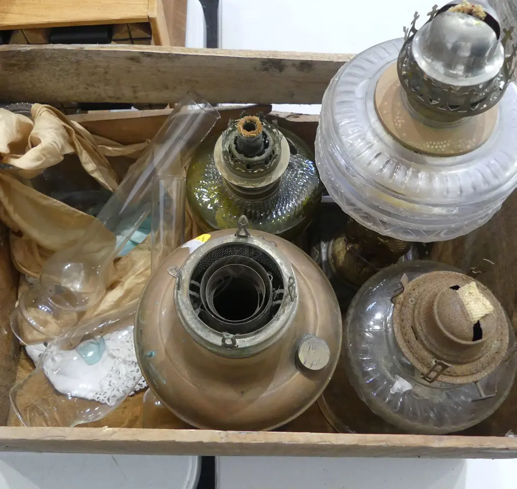 4 KEROSENE LAMPS Image 1++