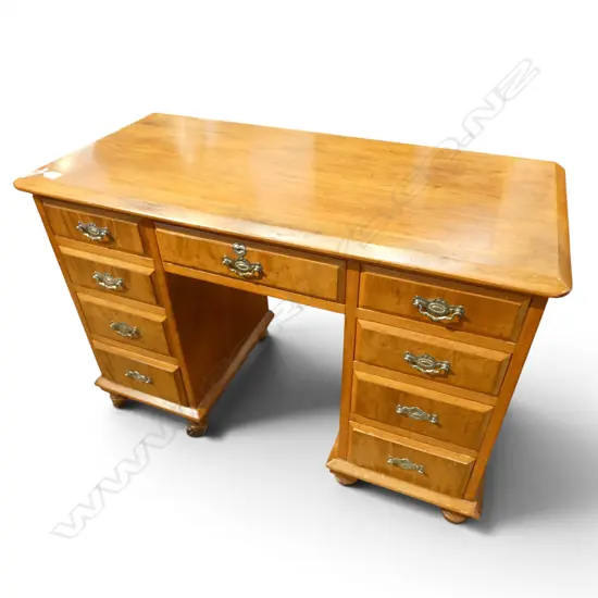 ANTIQUE KNEEHOLE DESK ON CASTORS 1060x480x750mm 