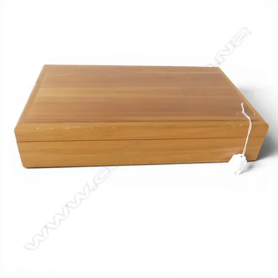 N.Z. RIMU WOOD BOX with ancient kauri company certificate of origin W.370mm