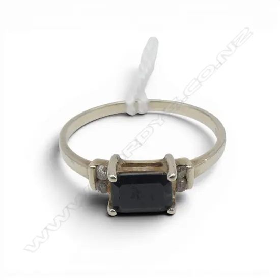 10CT DARK BLUE STONE & DIAMOND WG RING, 1.6gms