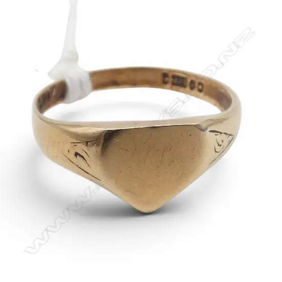 9CT GIRLS SIGNET RING, 2.4gms  SIZE O