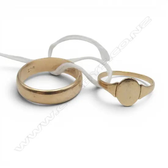 9ct GOLD WEDDING BAND SIZE L & SIGNET RING, SIZE H 4gm