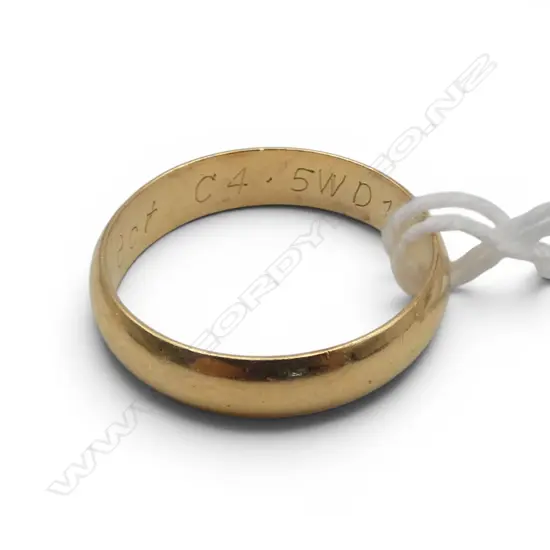 18CT WEDDER RING, 4.5gms SIZE R