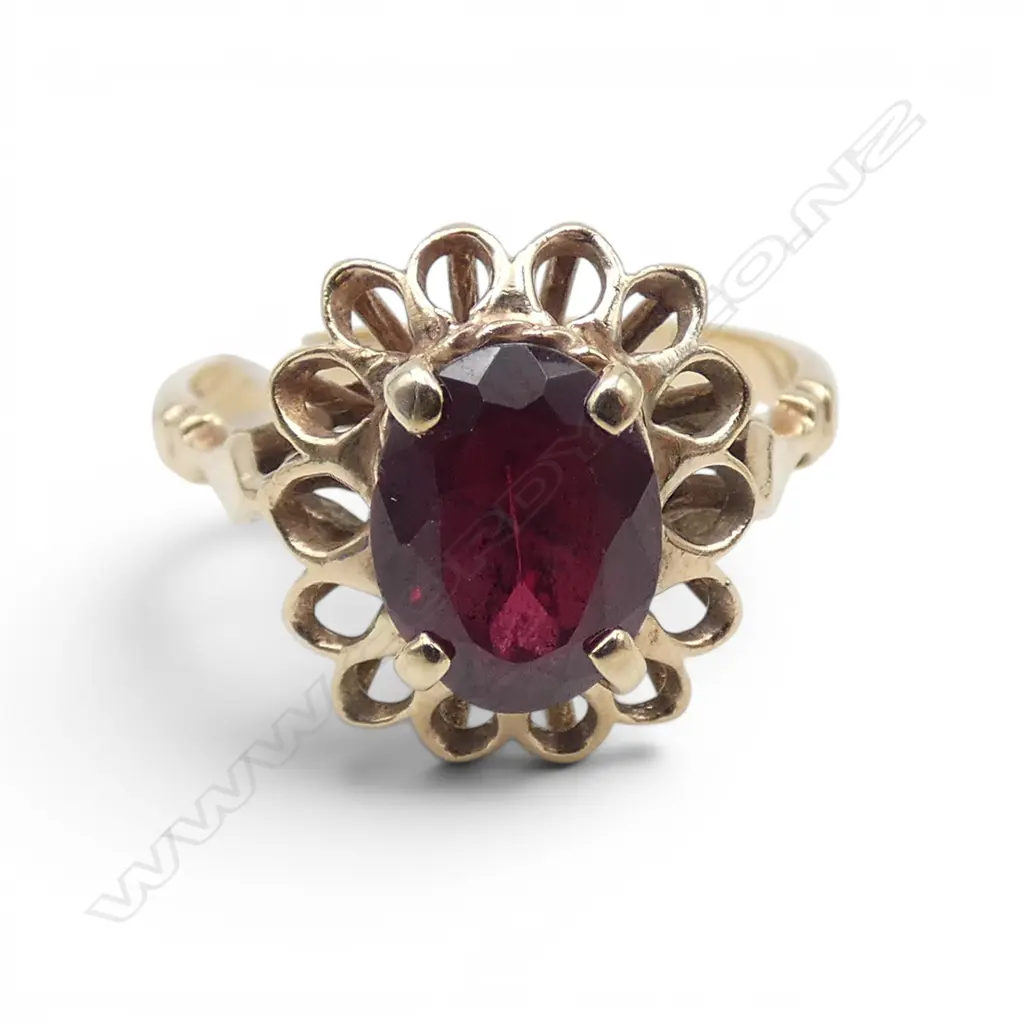 9ct GOLD & GARNET RING, 3.24gm SIZE N Image 1++