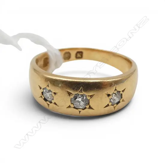 18CT GOLD 3 STONE DIAMOND RING CHESTER 1893  Centre stone has a chip 4.2GMS SIZE J