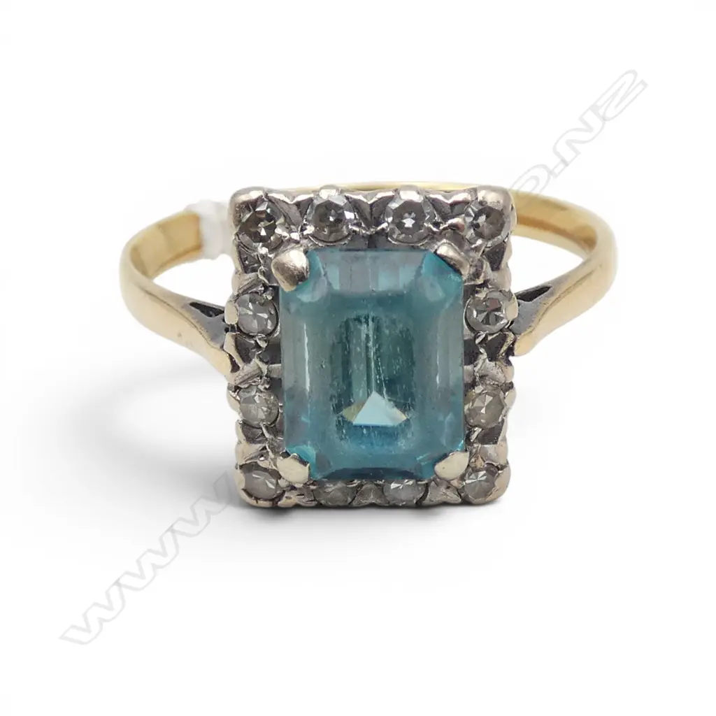 18CT BLUE TOPAZ & DIAMOND CLUSTER RING  3.8gms CENTRE STONE  VERY WORN SIZE P1/2 Image 1++