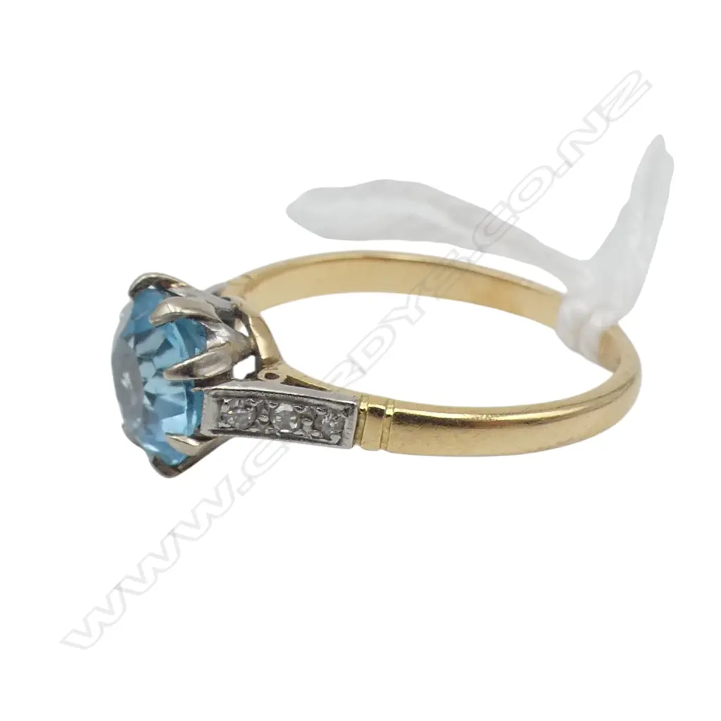 18ct DIAMOND & BLUE TOPAZ RING, 2.25gm SIZE L Image 1++