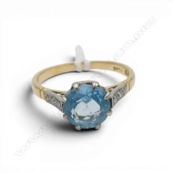 18ct DIAMOND & BLUE TOPAZ RING, 2.25gm SIZE L