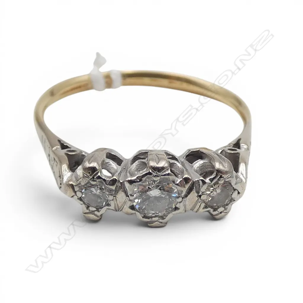 18CT & PLATINUM 3 DIAMOND RING, 3.6gms SIZE S Image 1++