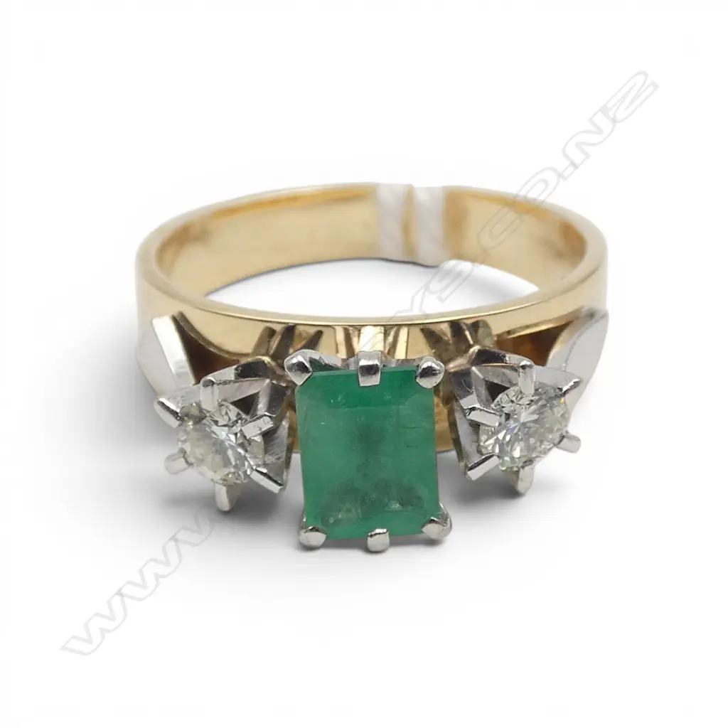 18ct EMERALD & DIAMOND RING, 4.69gm, valuation SIZE N Image 1++