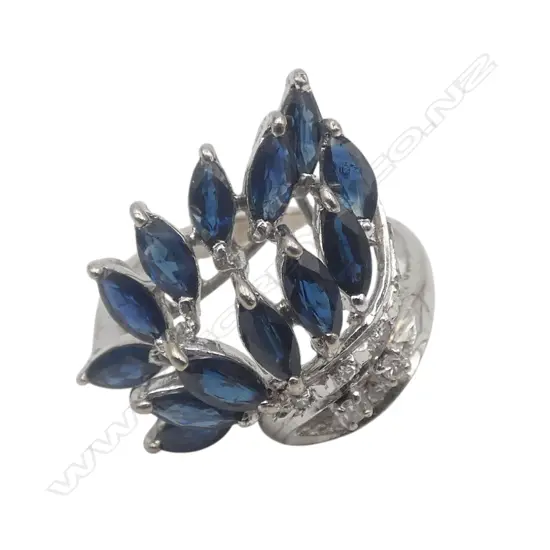 18CT WG SAPPHIRE & DIAMOND RING, 5.2gms SIZE M