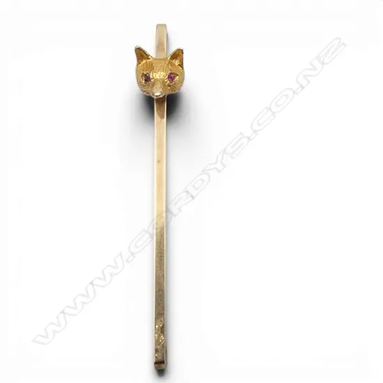 9ct GOLD FOX HEAD BAR BROOCH w ruby eyes. 2.8gms