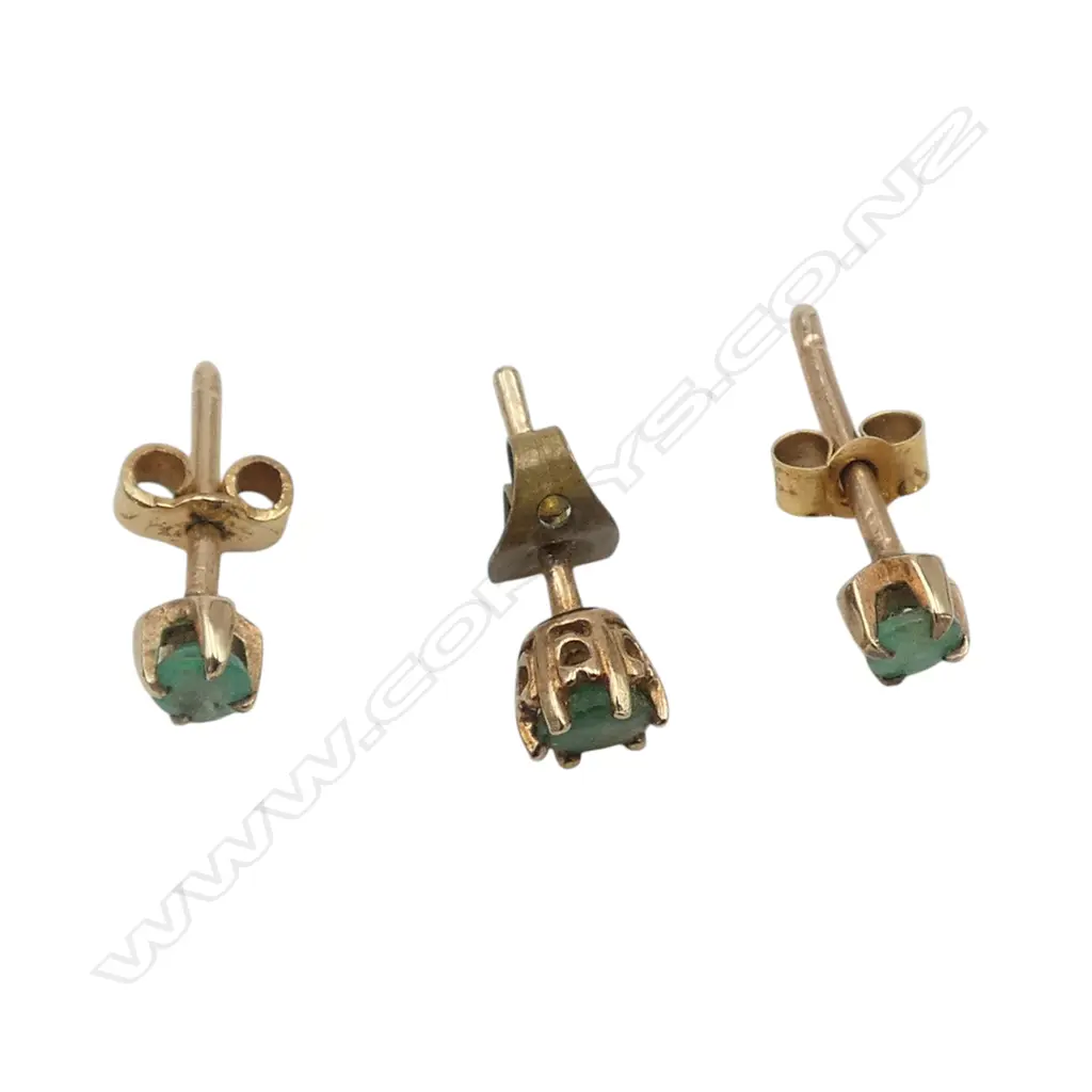 3 9ct EMERALD STUD EARRINGS Image 1++
