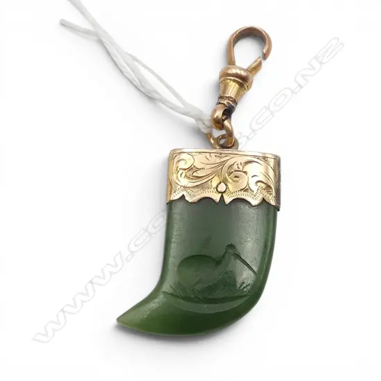 GREENSTONE & GOLD SHARKS TOOTH SHAPED FOB CLIP TESTED 14CT TOTAL WIEGHT 5.1GMS REPAIRS