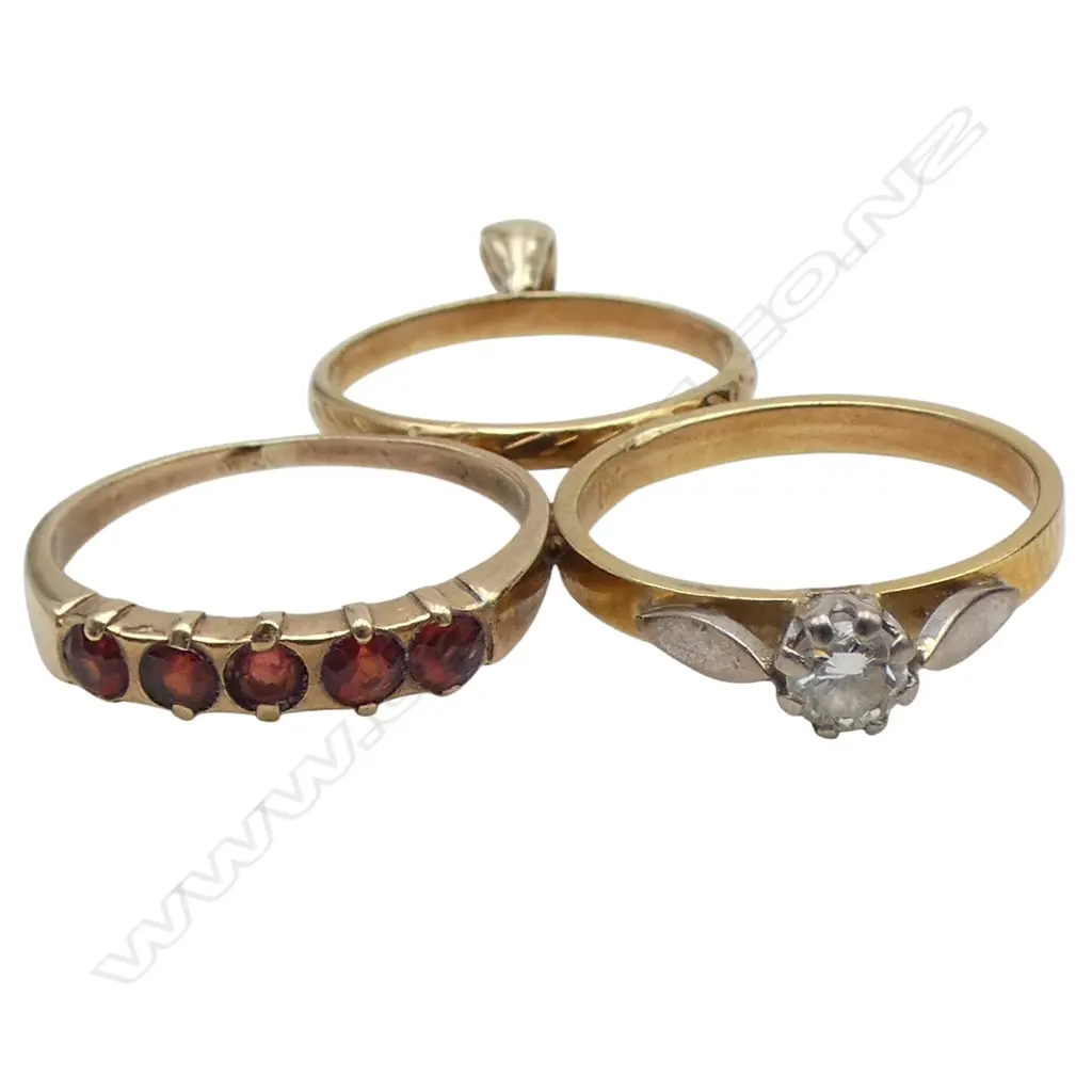 3 RING PENDANT (2 18CT (ONE DIAMOND SOLITAIRE), 1 9CT GARNET + BAIL) 6.9gms Image 1++