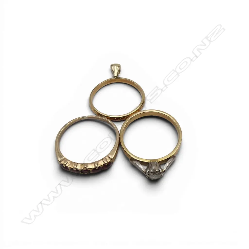 3 RING PENDANT (2 18CT (ONE DIAMOND SOLITAIRE), 1 9CT GARNET + BAIL) 6.9gms Image 1++