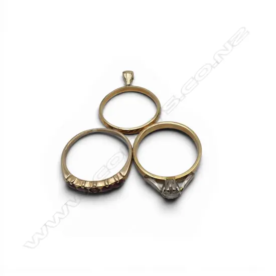 3 RING PENDANT (2 18CT (ONE DIAMOND SOLITAIRE), 1 9CT GARNET + BAIL) 6.9gms