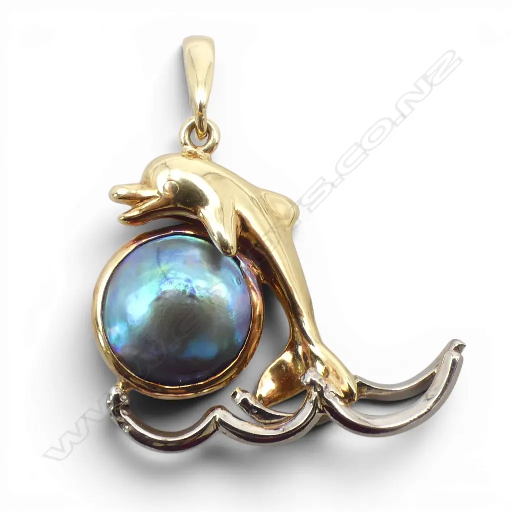 18CT GOLD AND EMPRESS PEARL PENDANT 6.44gms From the estate of jeweller Simon Misdale Image 1++
