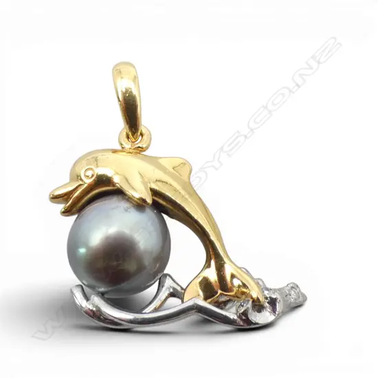 18CT GOLD AND BLACK PEARL AND DIAMOND PENDANT 6.12gms From the estate of jeweller Simon Misdale