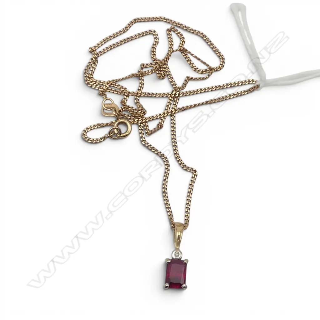 9CT RED STONE PENDANT NECKLACE, 2.9gms Image 1++