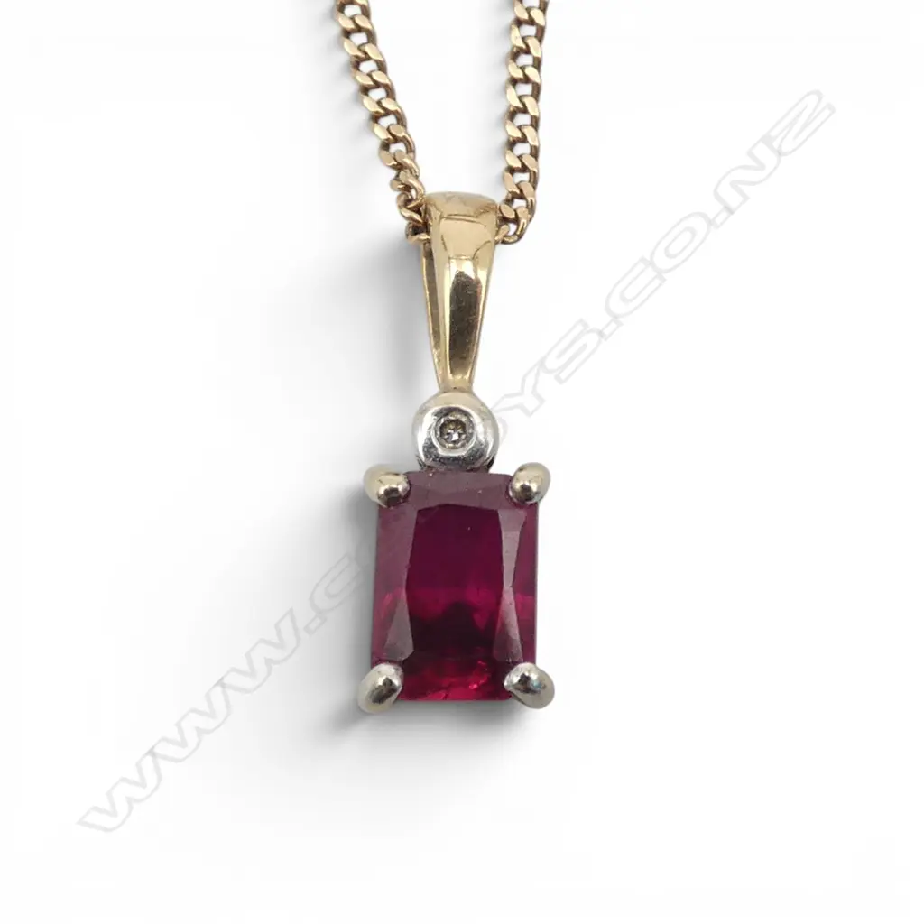 9CT RED STONE PENDANT NECKLACE, 2.9gms Image 1++