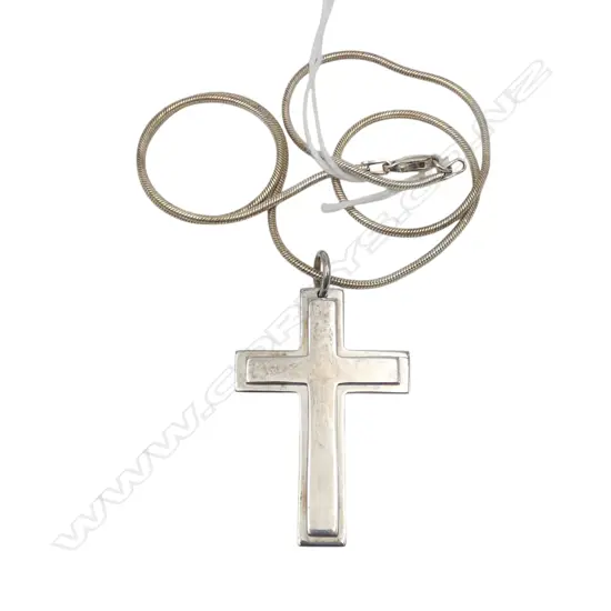 SILVER CRUCIFIX ON S/SILVER CHAIN TOTAL WIEGHT 15GMS