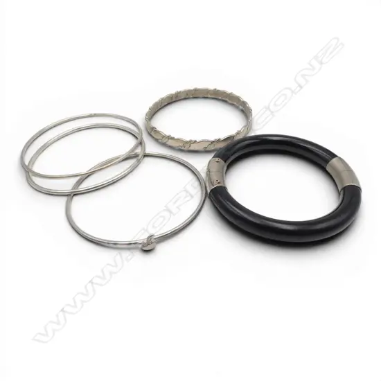 SILVER CAPPED ONYX HINGED BRACELET & 4 SILVER BANGLES=43gm