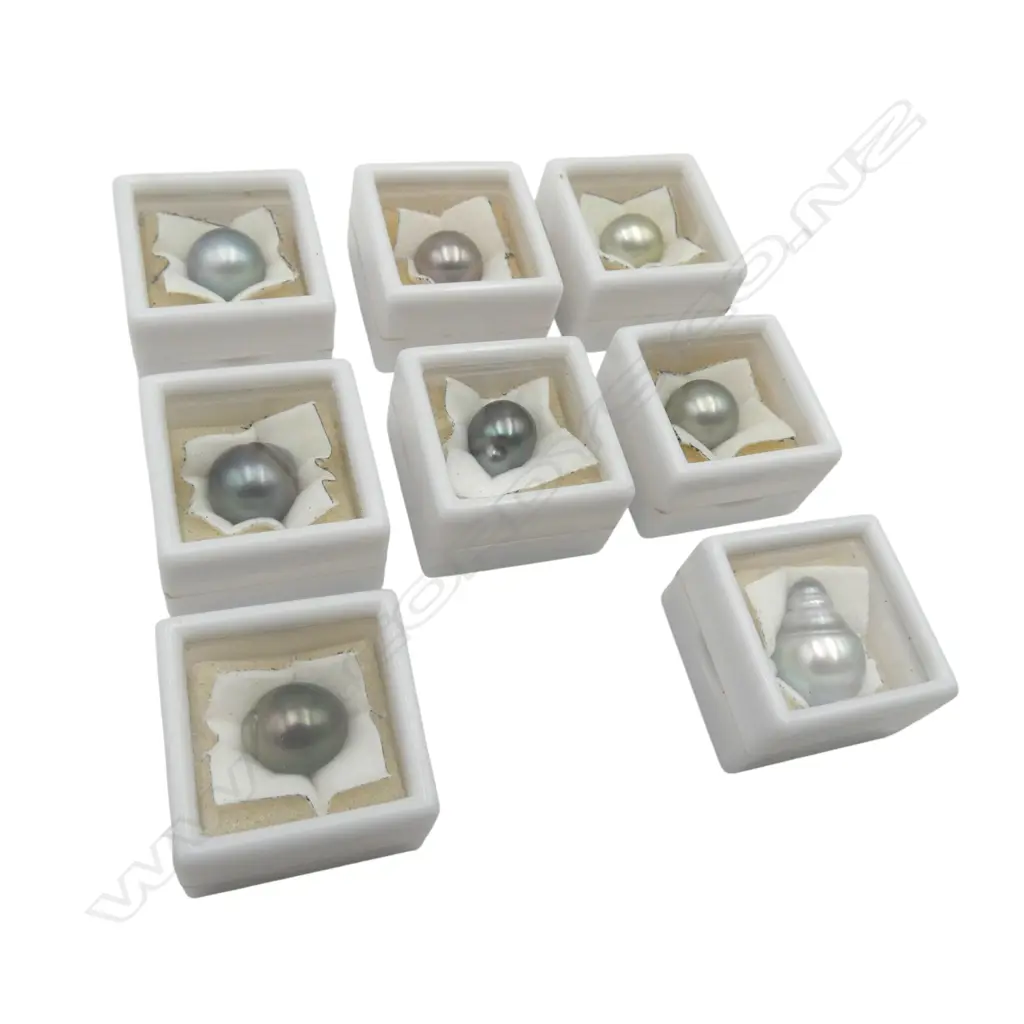 1 A GRADE PEARL/4 B GRADE PEARLS/ 3 UNGRADED BLACK PEARLS From estate of jeweller Simon Misdale Image 1++