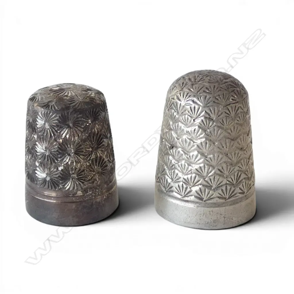 2 PART BOXED STG SILVER THIMBLES 12.17gms Image 1++