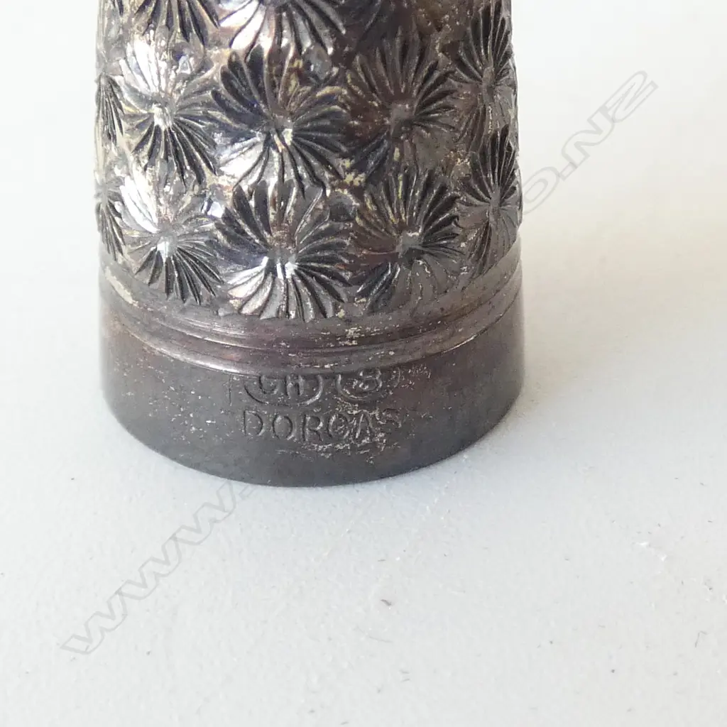2 PART BOXED STG SILVER THIMBLES 12.17gms Image 1++
