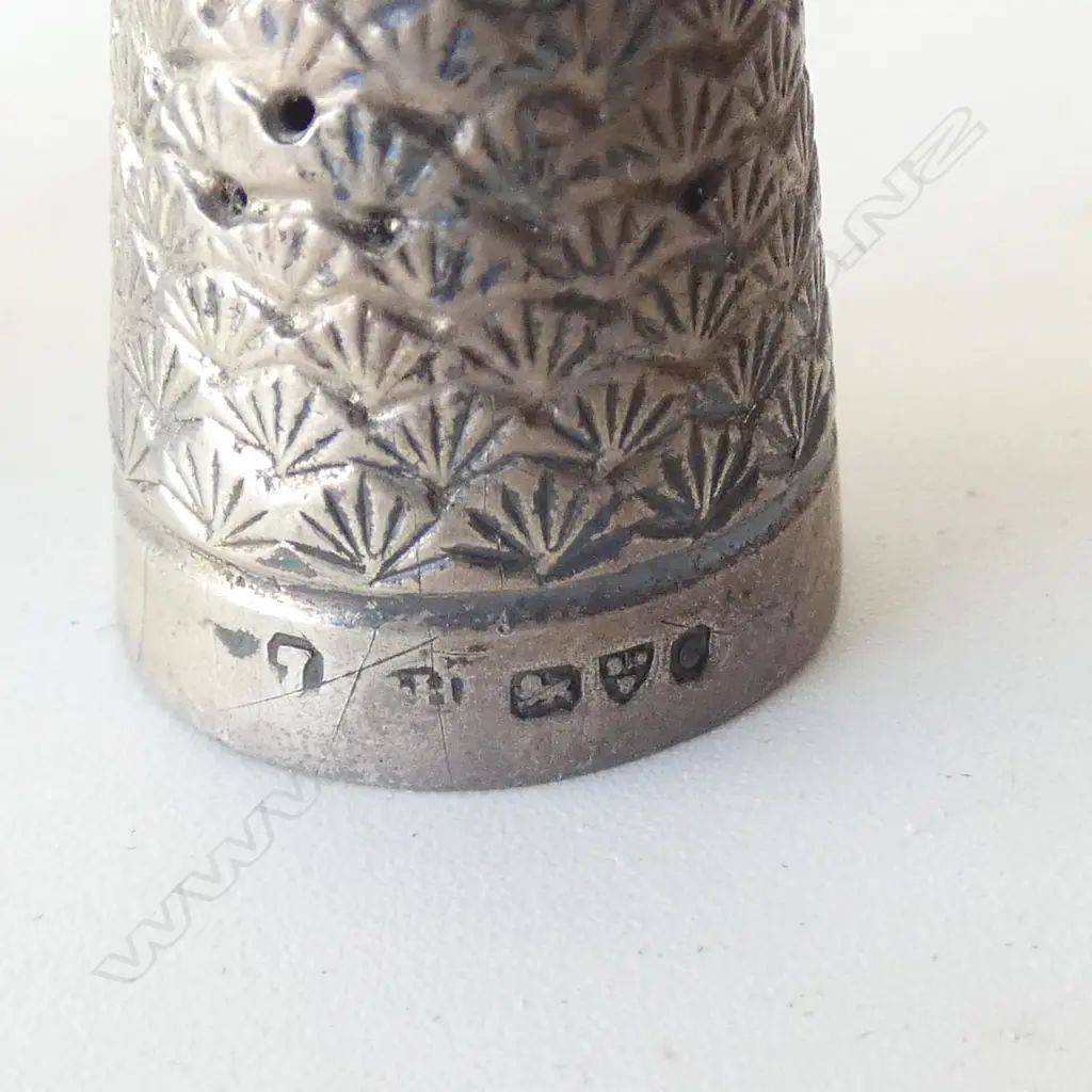2 PART BOXED STG SILVER THIMBLES 12.17gms Image 1++