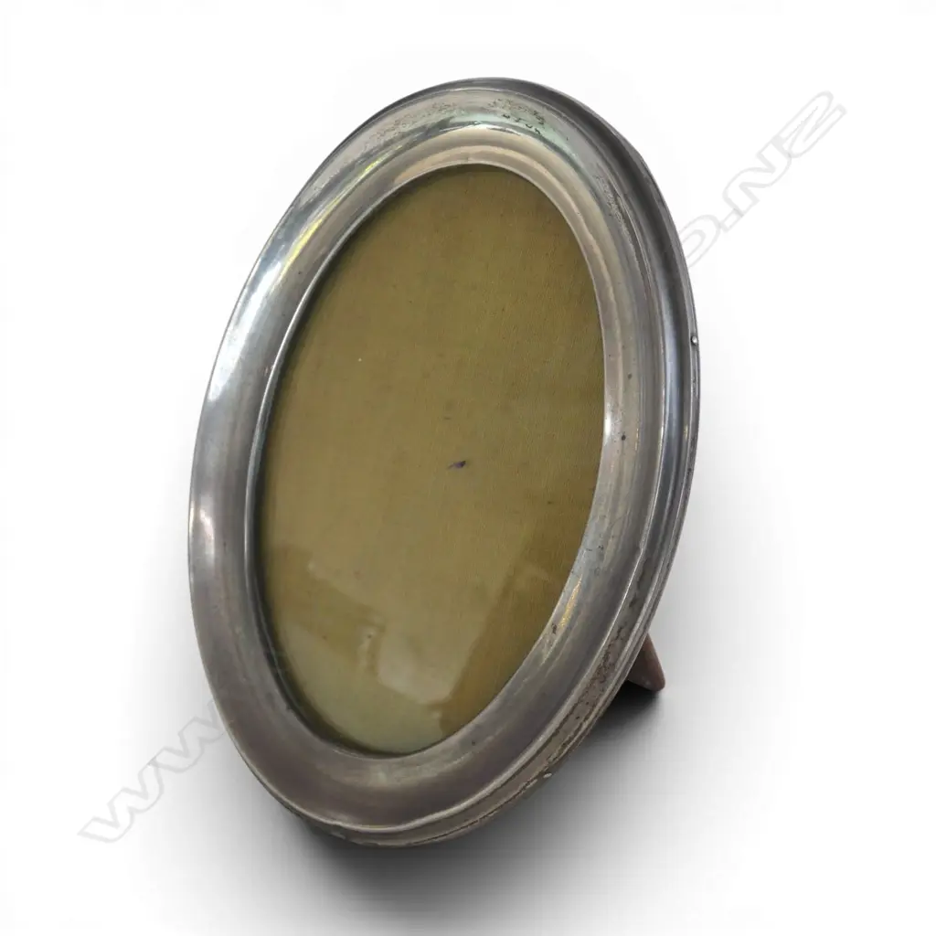 Birmingham 1918 STG SILVER OVAL PHOTO FRAME with strut back H.170mm Image 1++