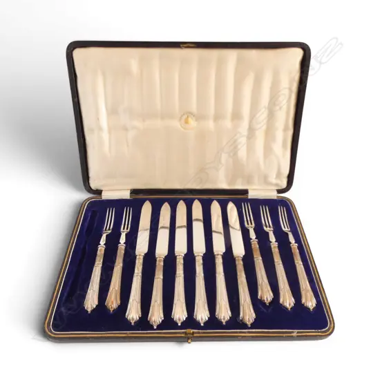 CASED SILVER HANDLED DESSERT SET, SHEFFIELD 1923, 234gm, 1 fork missing