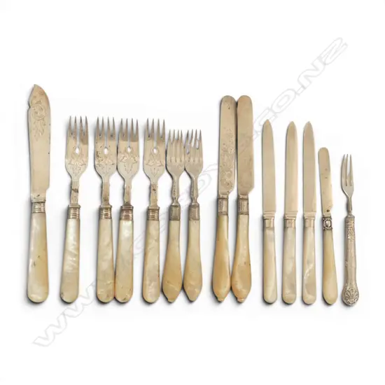 COLLECTION VICTORIAN & EARLY 20thC SILVER BLADED FISH UTENSILD MOP HANDLES 650+GMS TOTAL