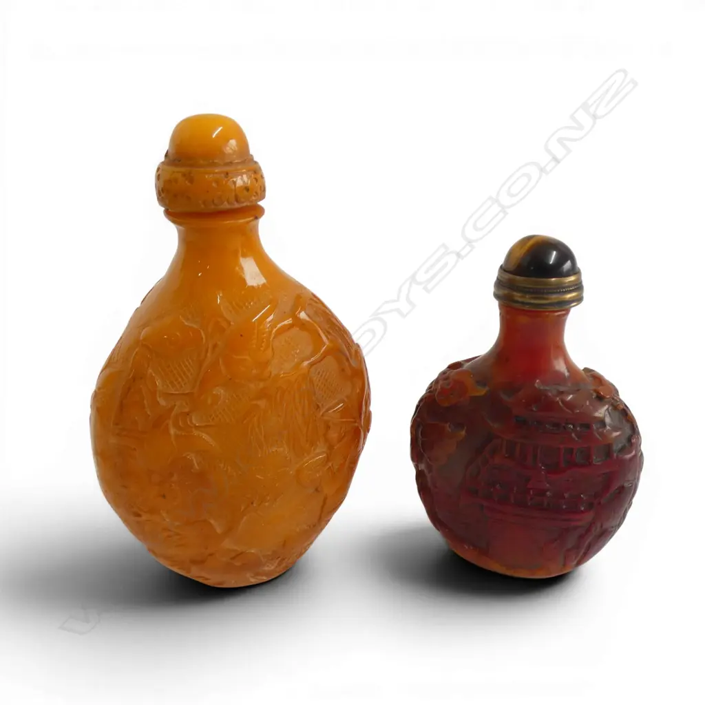 TWO CHINESE CARVED AMBER SNUFF BOTTLES, H. 110mm Image 1++