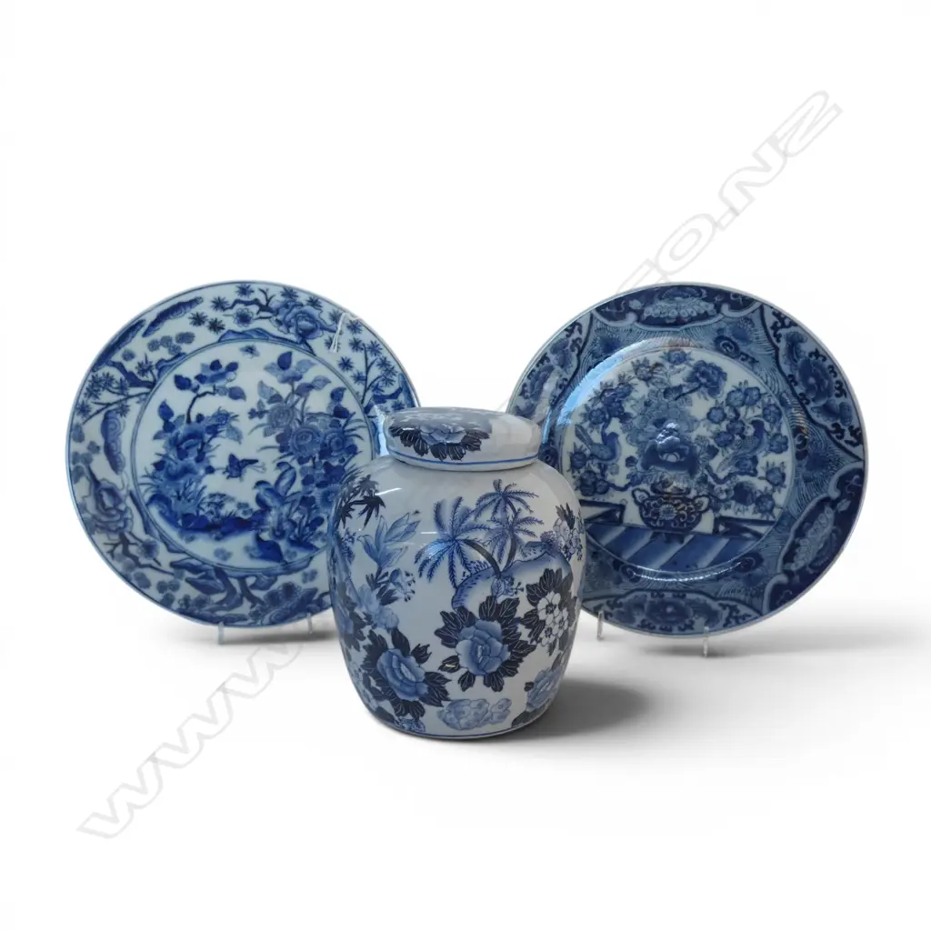 2 CHINESE B/WHITE PORCLAIN PLATES DIA260MM & CHINESE B/WHITE PORCLAIN LIDDED GINGER JAR H190MM Image 1++