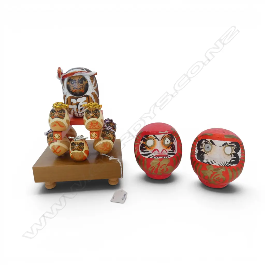 JAPANESE WOODEN STAND OF DARUMA DOLLS & 2 LOOSE RED DARUMA DOLLS H110MM Image 1++