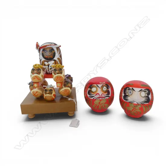 JAPANESE WOODEN STAND OF DARUMA DOLLS & 2 LOOSE RED DARUMA DOLLS H110MM