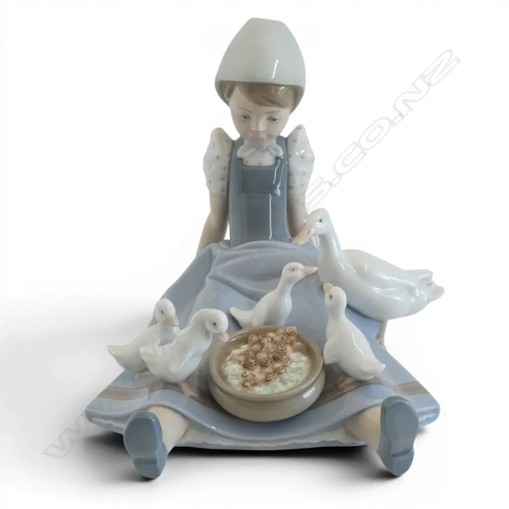 LLADRO #5074 'MY HUNGRY BROOD' H.160mm Image 1++