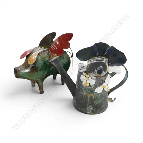 METAL FLYING PIG H.320mm & WATERING CAN w. DOG