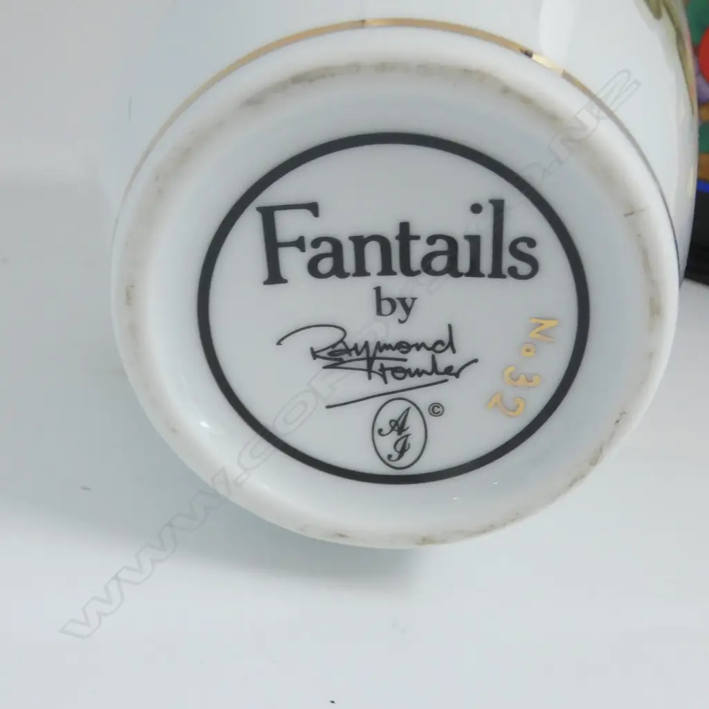 SIGNED PORCLAIN VASE FANTAILS BY RAYMOND FOWLER NO32 H290MM Image 1++