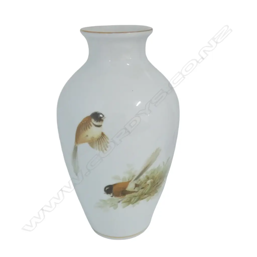 SIGNED PORCLAIN VASE FANTAILS BY RAYMOND FOWLER NO32 H290MM Image 1++