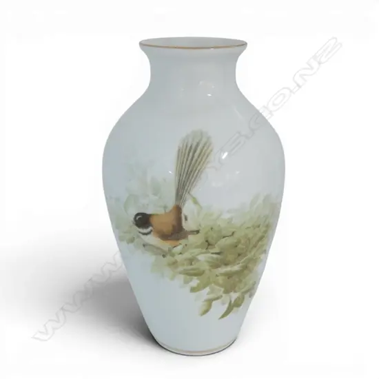 SIGNED PORCLAIN VASE FANTAILS BY RAYMOND FOWLER NO32 H290MM
