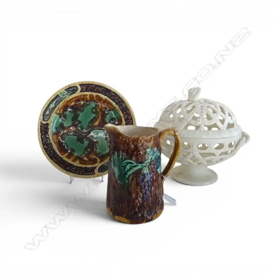 ANTIQUE MAJOLICA PLATE DIA250 JUG H160 & ETRURIA WEDGWOOD PIERCED LIDDED BOWL DIA250MM