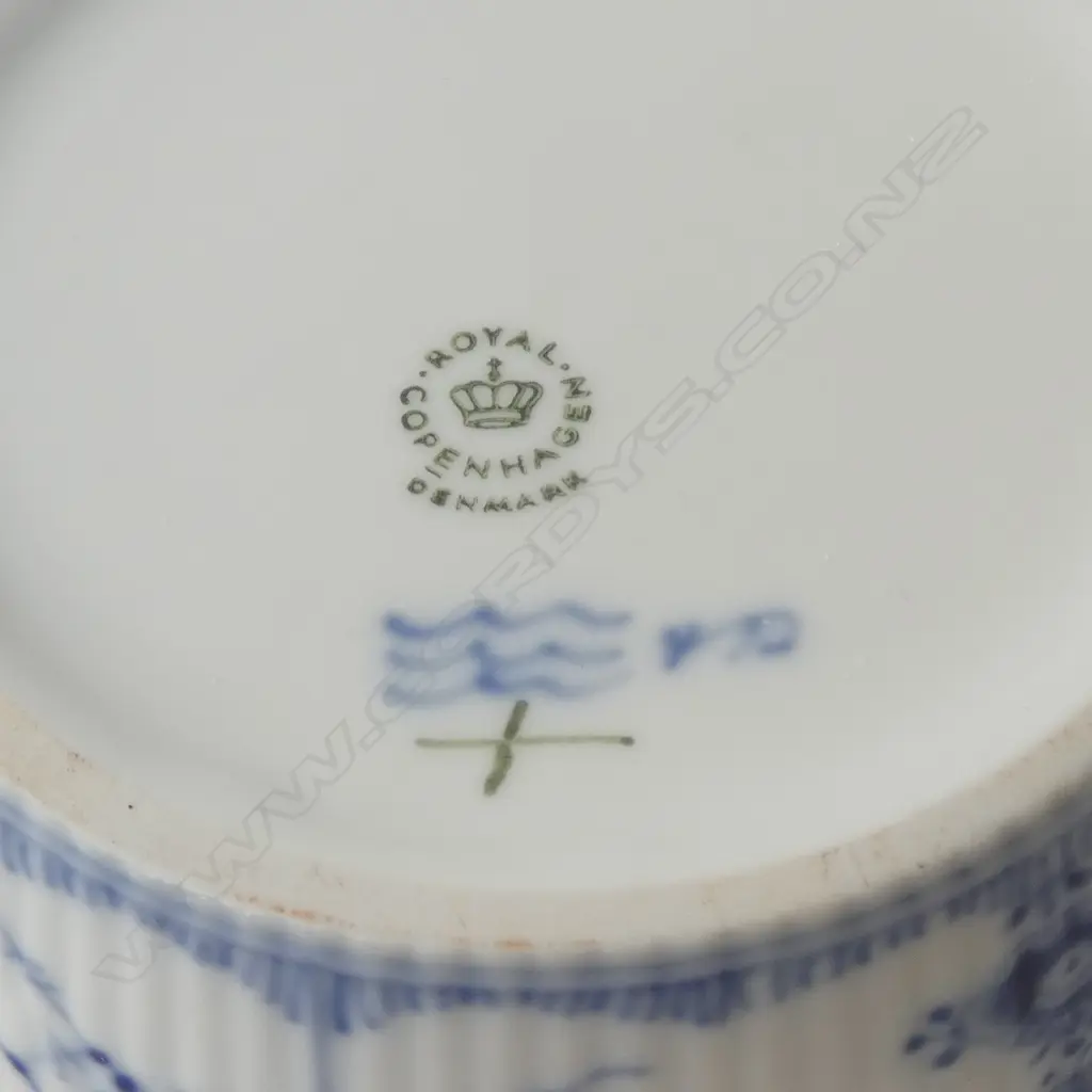 3 TRIOS (2 SHELLEY + ROYAL ALBERT) + TEAPOT & 2 PCES ROYAL COPENHAGEN Image 1++
