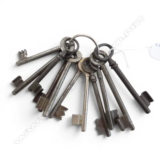 BUNDLE OF VINTAGE LARGE KEYS  L100MM AVERAGE